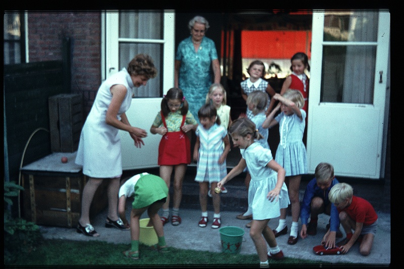28.Delft aug 1970 Mama,Brigitte,Marion,Peter.JPG